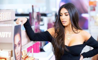 Marka e Kim Kardashianit po paditet për 'zbulim të paautorizuar të sekreteve të biznesit'