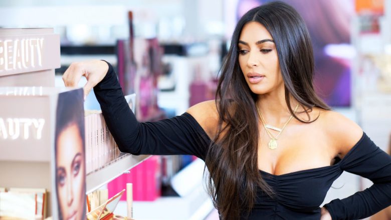 Marka e Kim Kardashianit po paditet për ‘zbulim të paautorizuar të sekreteve të biznesit’