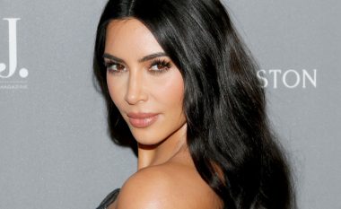 Kim Kardashian vë në pah linjat trupore përmes brendit të një stilisteje me ngjyrë