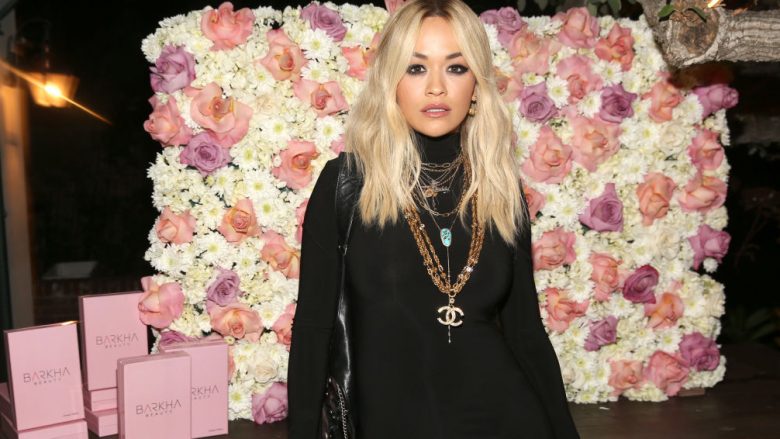 Rita Ora shfaqet sërish me bikini, merr vëmendjen e fansave me pozat e reja