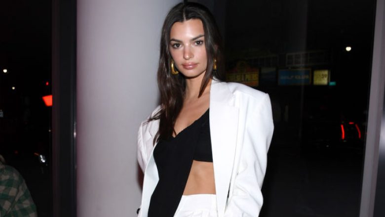 Emily Ratajkowski me poza provukese në rroba larje