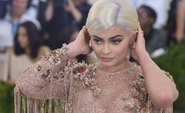 Kylie Jenner vë në pah linjat trupore në postimet e fundit