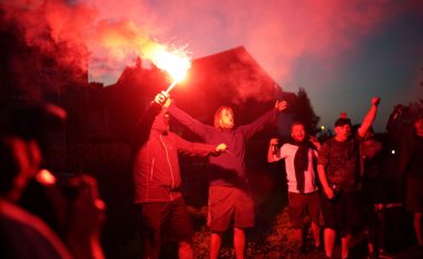 Festë e zjarrtë jashtë Anfieldit, pasi Liverpooli u shpall kampion