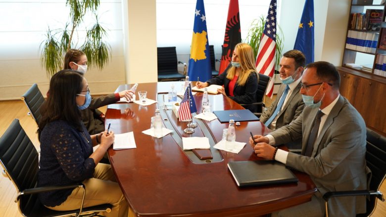 Selimi takon drejtoreshën e USAID-it në Kosovë, flasin për sundimin e ligjit