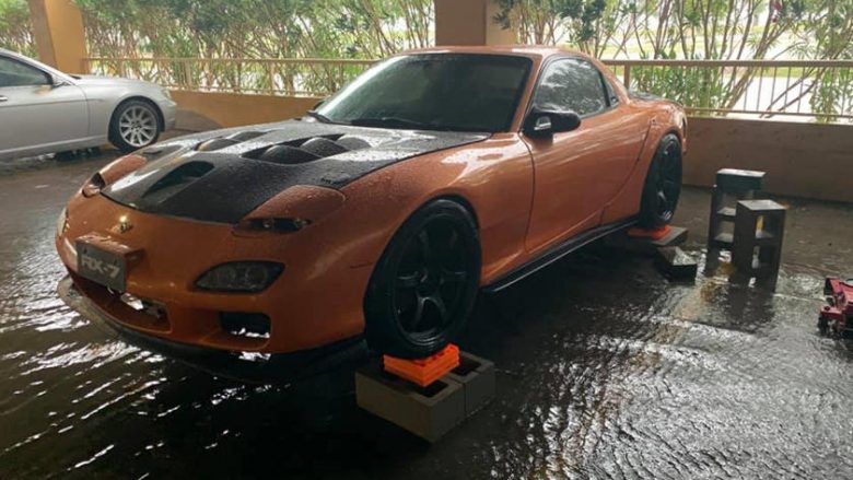 Mazda RX-7 e përfshirë nga vërshimet, u shpëtua nga një njeri i huaj që adhuron veturat
