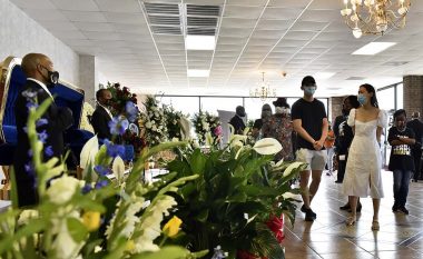 Mijëra përcjellës i dhënë lamtumirën e fundit George Floyd të vendosur në një arkivol të artë, para se të dërgohet për në banesën e fundit në Teksas