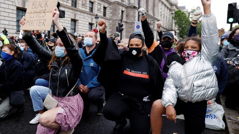 Në shenj respekti ndaj burrit me ngjyrë George Floyd, mijëra protestues në Londër ranë në njërin gju