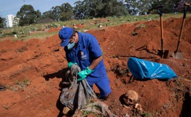 Brazili zhvarros mbetjet mortore për t’u bërë vend viktimave nga coronavirusi
