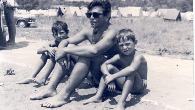 Shkrimtari Rifat Kukaj me dy çunat e tij, Migjenin në krahun e djathtë dhe Shkëlzenin në të majtin, në Plazhin e Madh në Ulqin, në vitin 1974.

