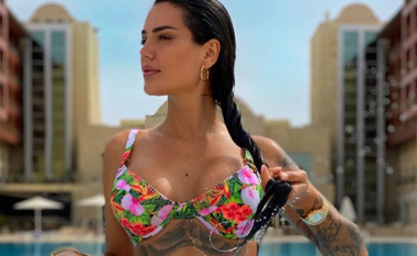 Morena Taraku shfaq linjat atraktive në një pozë me bikini