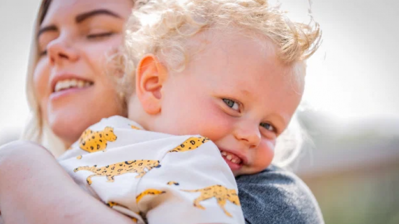 Infermieria heroinë përqafon djalin e saj dyvjeçar, pas 11 javësh larg