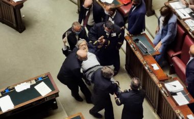 Ofendoi me fjalë të pista kolegët, politikani italian nxirret me forcë nga parlamenti