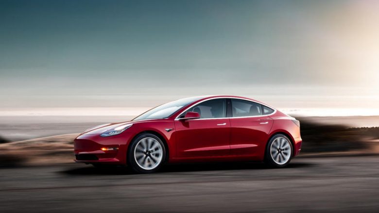 Tesla ka gjetur zgjidhje për problemet me ngjyrën e Model 3