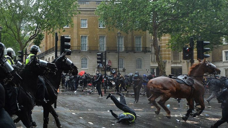 Trazira gjatë përfundimit të protestës kundër racizmit në Londër, lëndohet rëndë një police