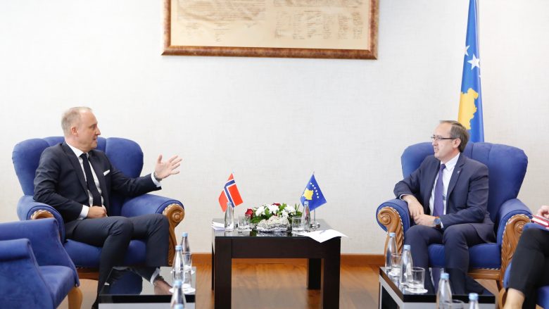Hoti dhe ambasadori norvegjez flasin për dialogun Kosovë-Serbi