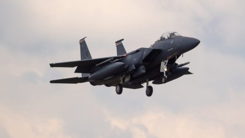 Piloti i aeroplanit luftarak amerikan konfirmohet i vdekur, pas rrëzimit në brigjet e Anglisë
