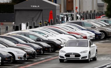 SHBA nis hetimin ndaj kompanisë Tesla, pasi 63 mijë makina raportuan dështimet në pajisjen e ekranit të veturave