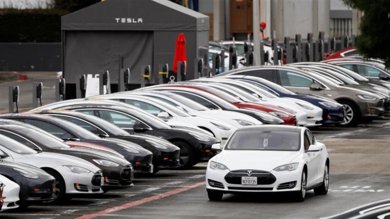 SHBA nis hetimin ndaj kompanisë Tesla, pasi 63 mijë makina raportuan dështimet në pajisjen e ekranit të veturave