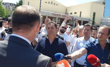 Afrim Muçiqi në protestë para Qeverisë: Një dëm i madh i është bërë estradës