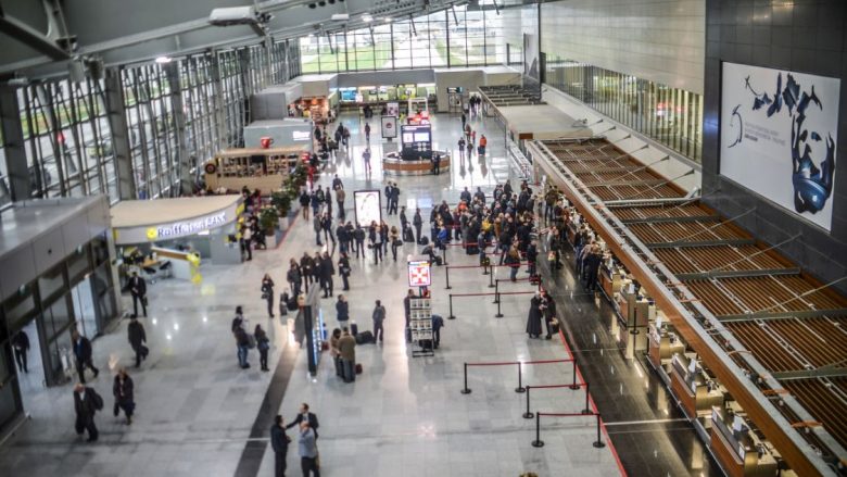 Gashi tregon rregullat e reja për fluturim në Aeroportin e Prishtinës: Familjarët nuk lejohen të shoqërojnë pasagjerët