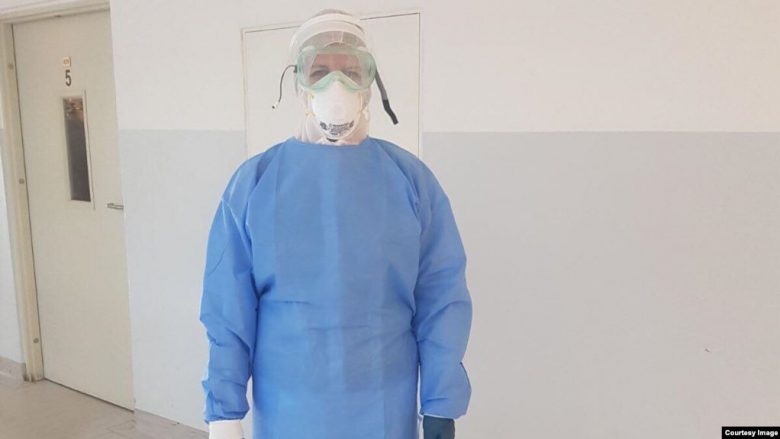 Burrë e grua në Klinikën Infektive, në luftë me coronavirusin dhe larg fëmijëve