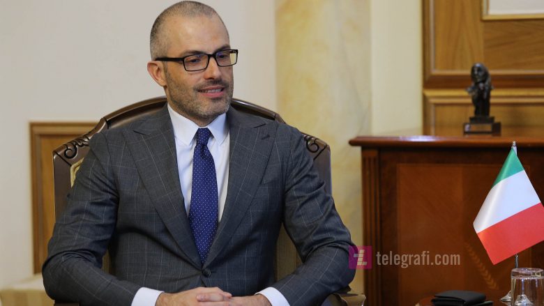 Ambasadori italian në 21 vjetorin e çlirimit të Kosovës, kërkon drejtësi për viktimat