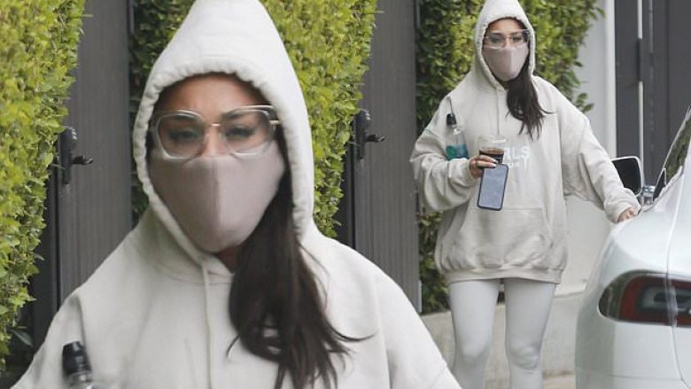 E mbuluar me maskë dhe kapelë, Ariana Grande mezi njihet rrugëve të Los Angelesit