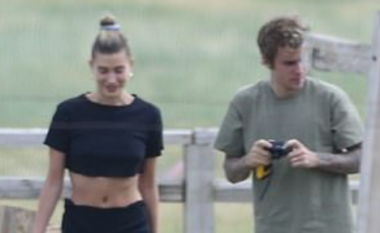 Hailey shfaq linjat trupore gjatë një shëtitje me Justin Bieber