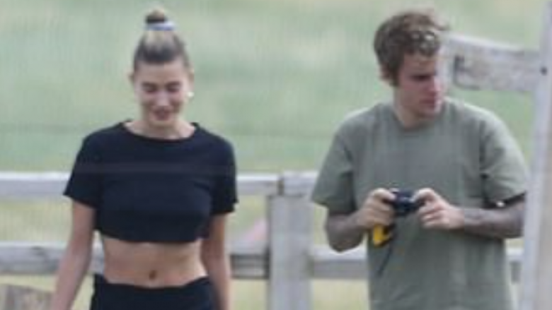 Hailey shfaq linjat trupore gjatë një shëtitje me Justin Bieber