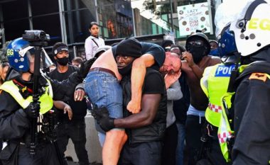 Fotografia që po bën xhiron e botës, burri me ngjyrë mban në krah protestuesin e lënduar në Londër