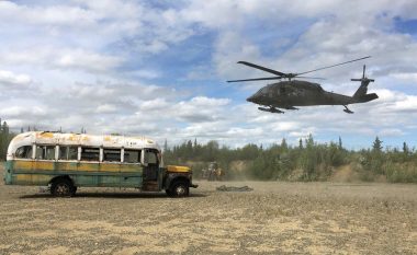 Autobusi i braktisur në Alaska largohet me helikopter – për ta vizituar, njerëzit rrezikonin edhe jetën