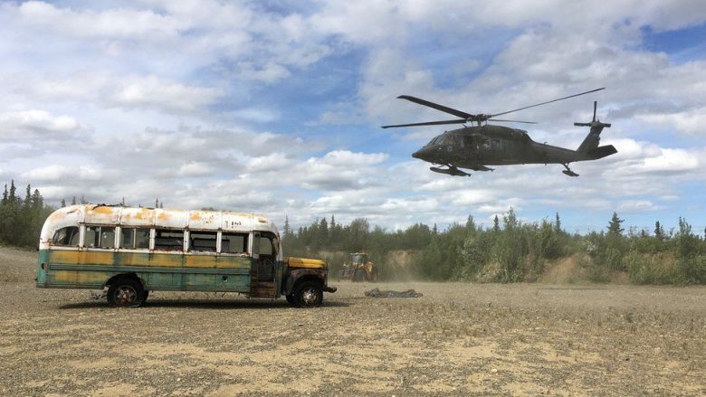 Autobusi i braktisur në Alaska largohet me helikopter – për ta vizituar, njerëzit rrezikonin edhe jetën