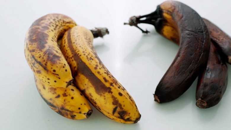 Futeni bananen e pjekur shumë në qese me oriz: Shikoni veprimin që do të ndodhë!