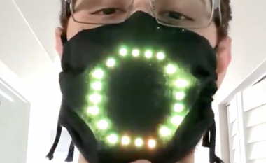 Një programues zhvillon një maskë me drita LED që tregon lëvizjet e gojës