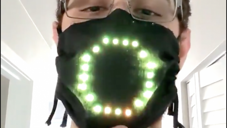 Një programues zhvillon një maskë me drita LED që tregon lëvizjet e gojës