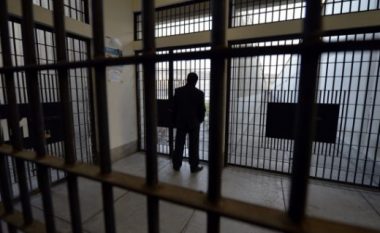 Kryen grabitje në filialin e IPKO-s në Pejë, një muaj paraburgim për dy të dyshuarit