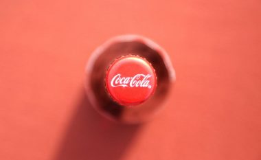 Coca Cola heq dorë nga reklamat në mediat sociale, në 30 ditët e ardhshme