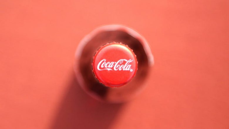 Coca Cola heq dorë nga reklamat në mediat sociale, në 30 ditët e ardhshme