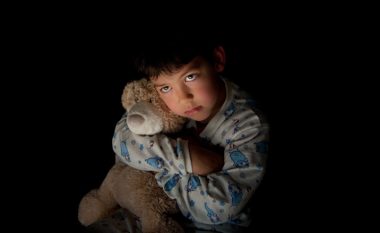 Përse fëmijët frikësohen nga errësira?