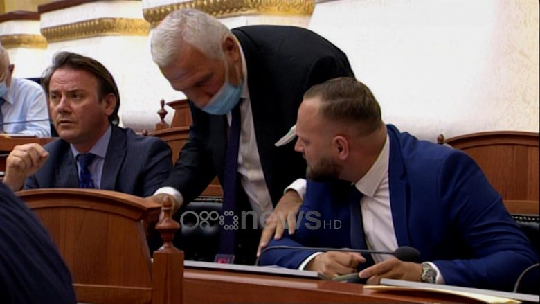 Tension ndërmjet deputetëve në Kuvendin e Shqipërisë