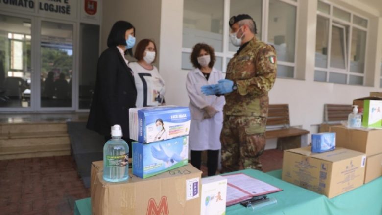 ​KFOR-i italian dhuron pajisje personale mbrojtëse në Qendrën Shëndetësore në Pejë