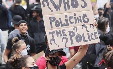 "Kush po e heton policinë?", Dua Lipa me banderolë në mesin e 15 mijë protestuesve për George Floydin në Londër