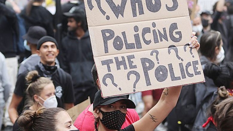 “Kush po e heton policinë?”, Dua Lipa me banderolë në mesin e 15 mijë protestuesve për George Floydin në Londër