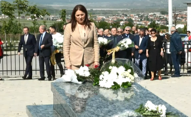 Ministrja Vlora Dumoshi përkujton Fadil Vokrrin: Ai është i pavdekshëm