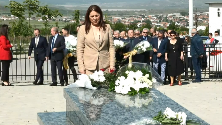 Ministrja Vlora Dumoshi përkujton Fadil Vokrrin: Ai është i pavdekshëm