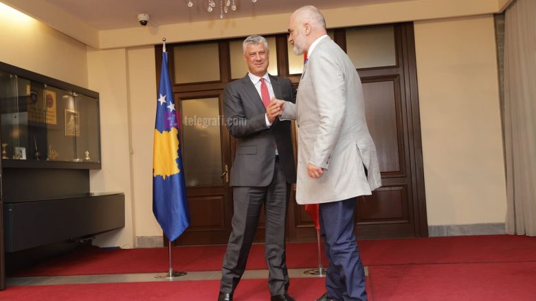 Rama vazhdon vizitën në Kosovë, shpërndan fjalimin në mbrojtje të luftës së UÇK-së
