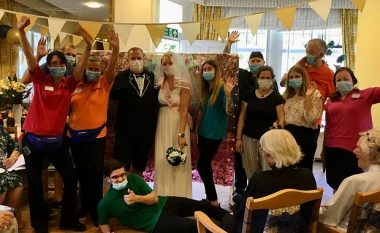 Coronavirusi ua anuloi planet e dasmës, të moshuarit i bëjnë një surprizë çiftit