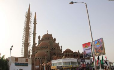 Egjipti i rikthehet normalitetit, rihapë xhamitë dhe restaurantet