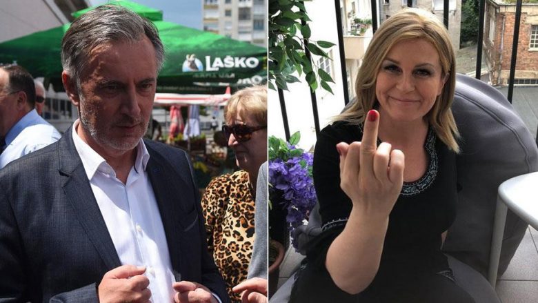 Ish-presidentja kroate tregon gishtin e mesëm, si shenjë të mbështetjes për gratë
