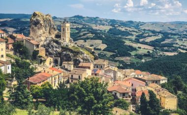 Fshati italian ofron strehim falas për çdo turist, oferta vlen nga korriku deri në shtator